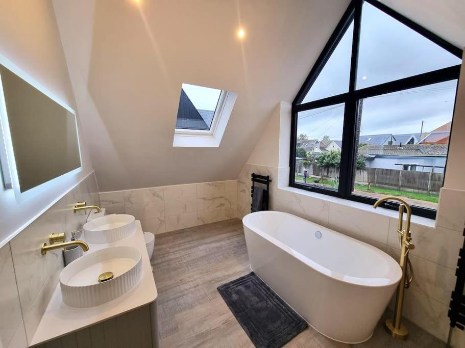 Brand New, Stunning Beachside House Seasalter ภายนอก รูปภาพ